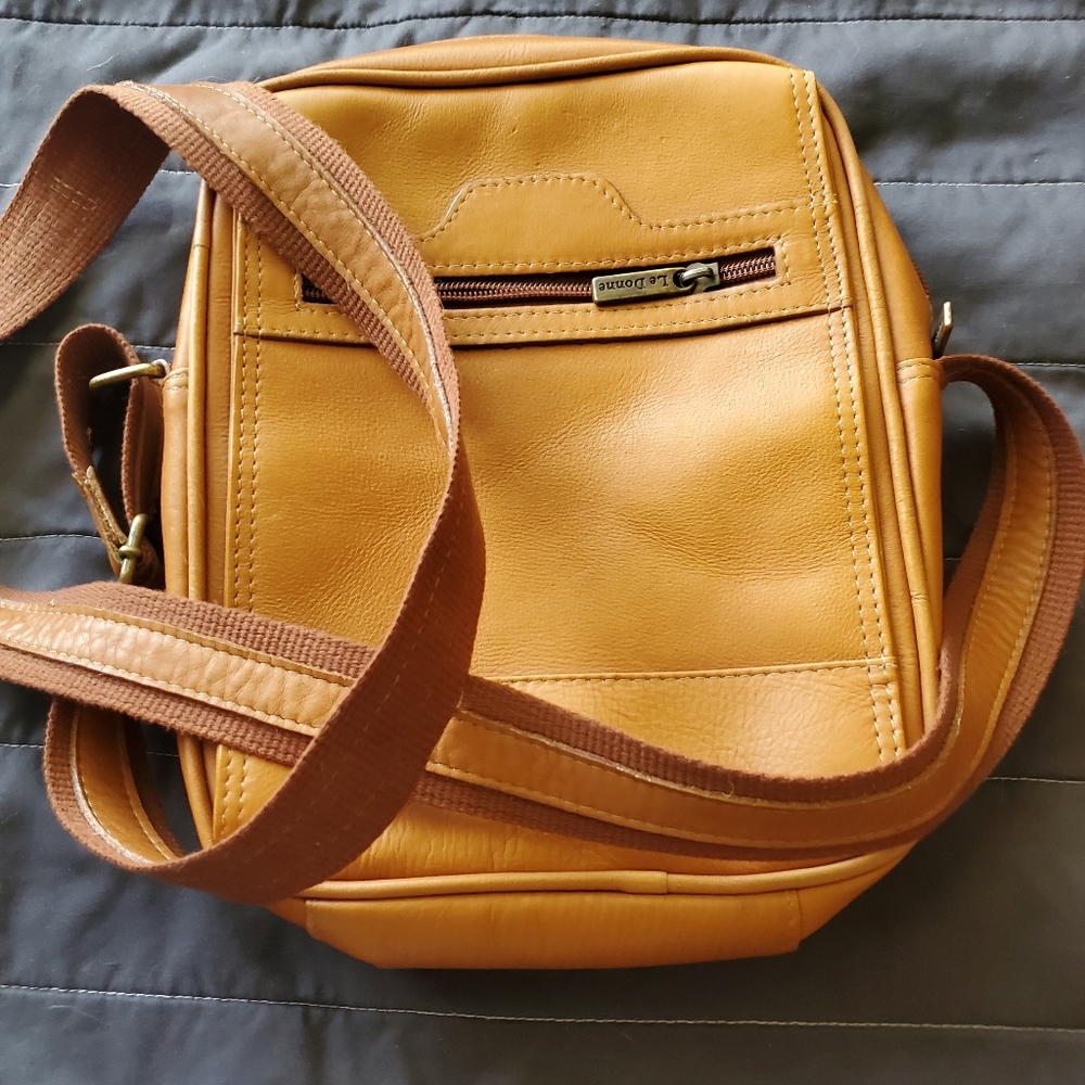 Tan unisex leather crossbody bag.